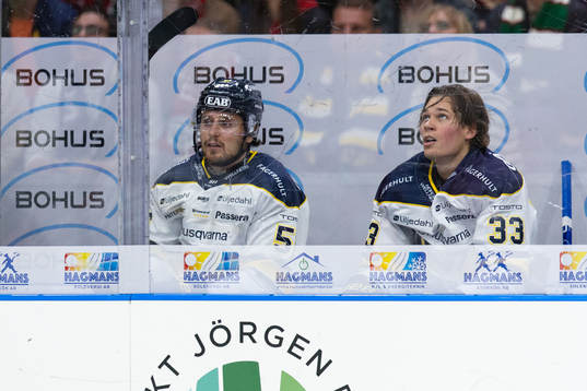 HV71s Victor Sjöholm och Måns Lindbäck i utvisningsbåset