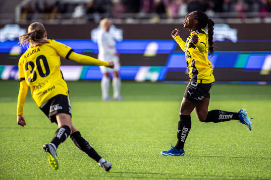 Häckens Monica Jusu Bah jublar