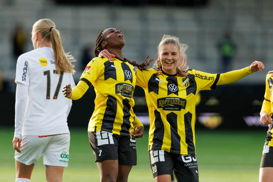 Häckens Monica Jusu Bah och Katariina Kosola jublar