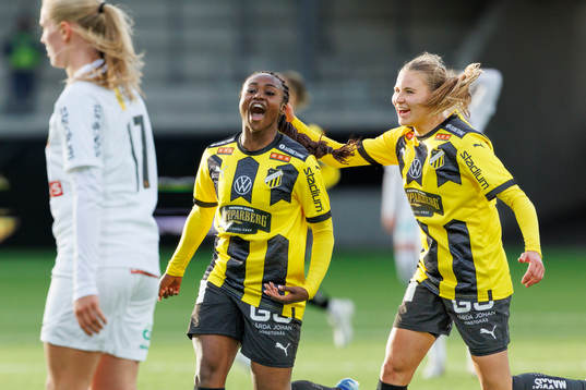 Häckens Monica Jusu Bah och Katariina Kosola jublar