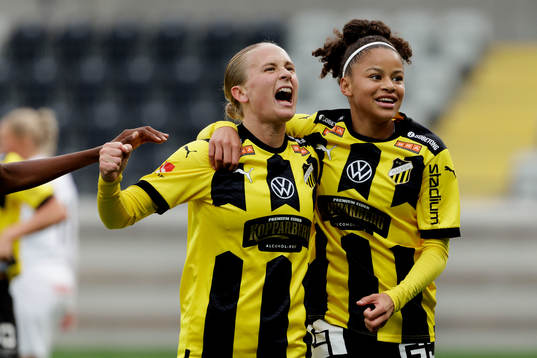 Häckens Filippa Curmark och Felicia Schröder jublar