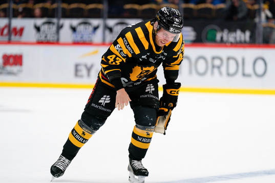Skellefteås Filip Sandberg grinar illa