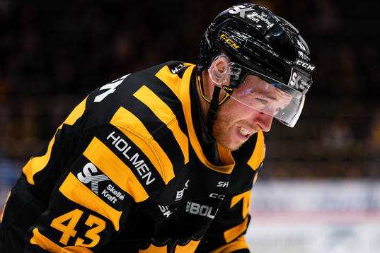 Skellefteås Filip Sandberg grinar illa