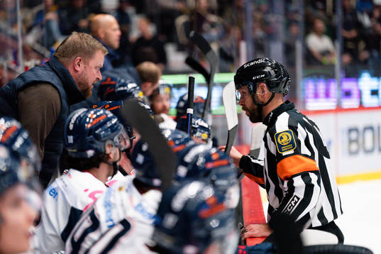 Linköpings tränare Klas Östman och domare Marcus Linde
