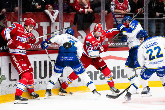Timrås Emil Pettersson och Panu Mieho med kamp mot