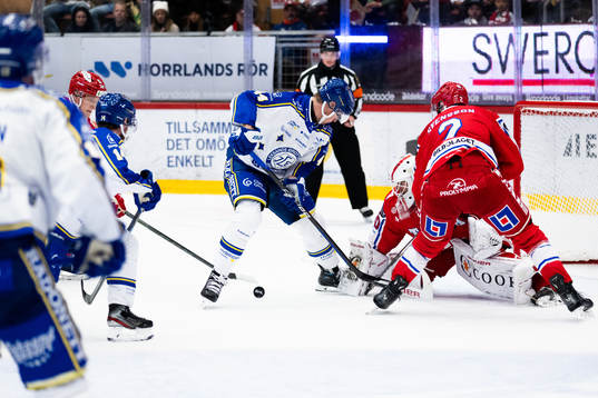 Leksands Carter Ashton framför Timrås målvakt Jacob