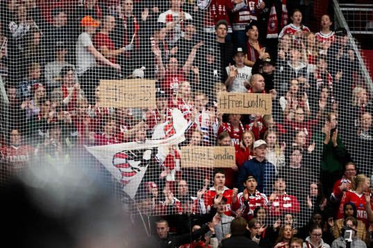 Timråsupportrar visar stöd för Albin Lundin