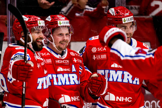 Timrås Jonathan Dahlén jublar med lagkamrater
