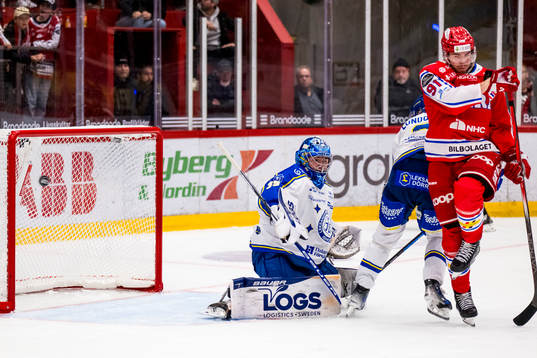 Timrås Axel Rindell gör 1-0 bakom Leksands målvakt Filip