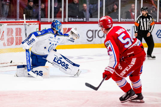 Timrås Jonathan Dahlén och Leksands målvakt Filip Larsson