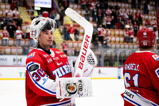 Timrås målvakt Jacob Johansson jublar