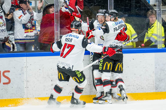 Malmö Redhawks Teemu Kivihalme jublar med lagkamrater