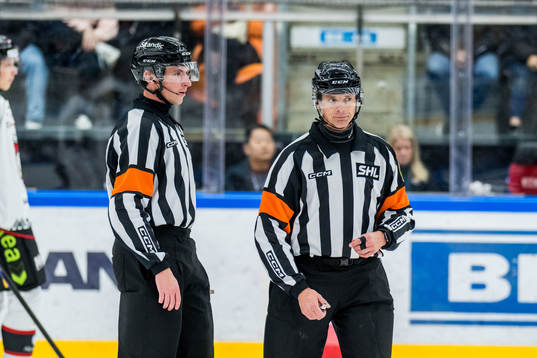 Domare Mikael Andersson och Domare Christoffer Holm