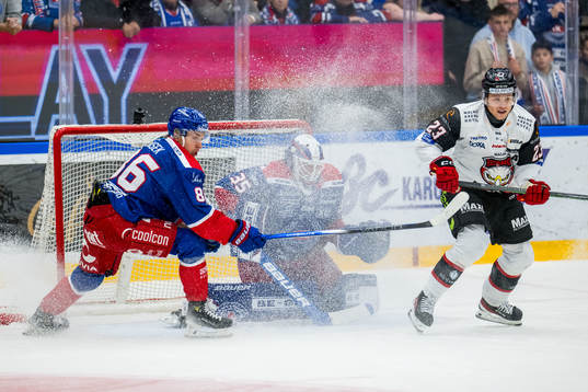 IK Oskarshamns Lukas Jasek och målvakt Emil Kruse och IF