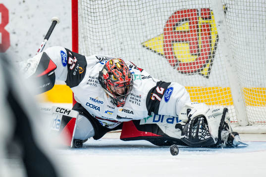 IF Malmö Redhawks målvakt Daniel Marmenlind gör en