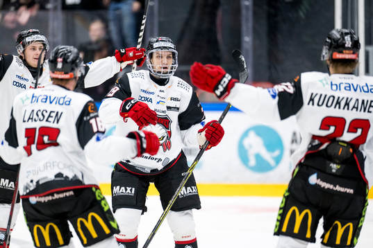 IF Malmö Redhawks Jakub Galvas jublar med lagkamrater