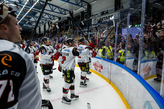 IF Malmö Redhawks spelare jublar