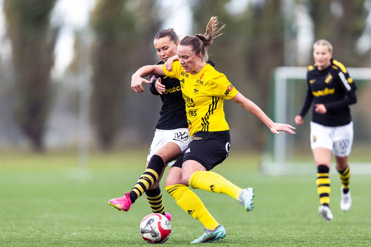 AIKs Adelisa Grabus och Gamla Upsalas Wilma Stenman