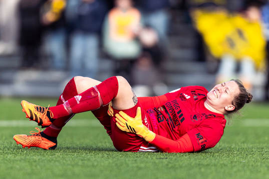 Gamla Upsalas målvakt Caroline Forsgren har ont