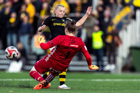AIKs Matilda Nildén och Gamla Upsalas målvakt Caroline
