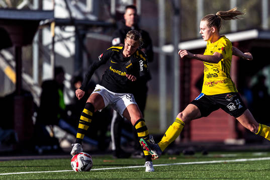 AIKs Sara Frigren och Gamla Upsalas Moa Andersson