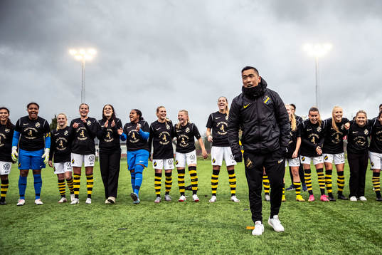 s huvudtränare Jesper Björk jublar