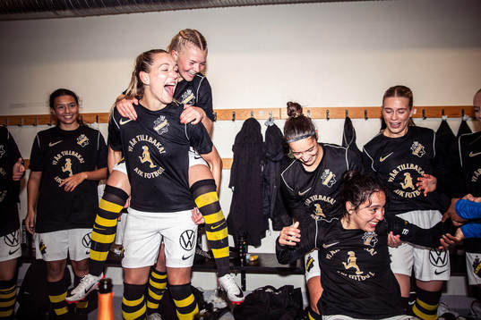 s Jennie Nordin jublar med lagkamrater