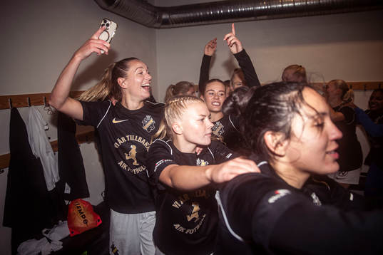 s Jennie Nordin jublar med lagkamrater