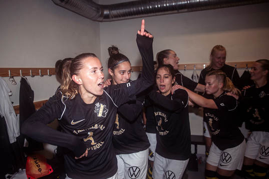 s Adelisa Grabus jublar med lagkamrater