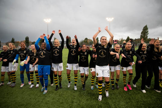 AIKs spelare jublar