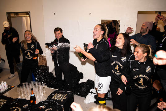 AIKs spelare jublar