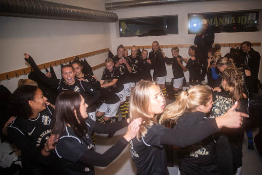 AIKs spelare jublar