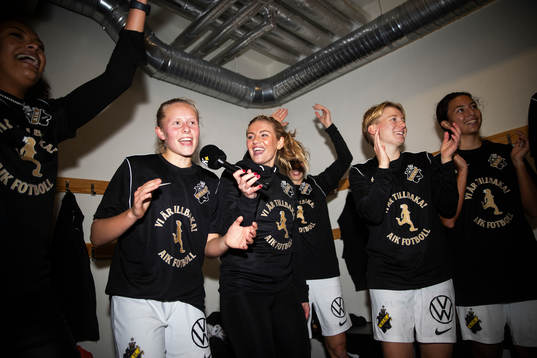 AIKs spelare jublar