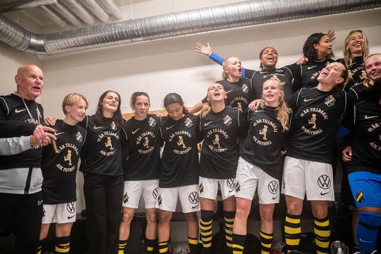AIKs spelare jublar