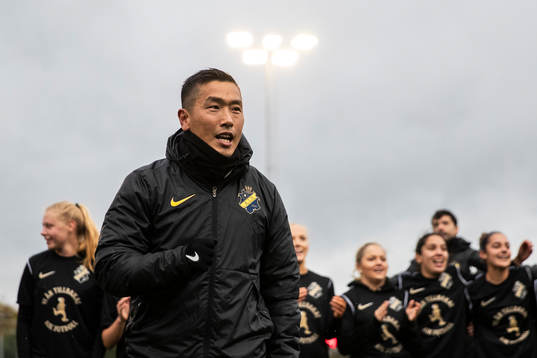 s huvudtränare Jesper Björk jublar