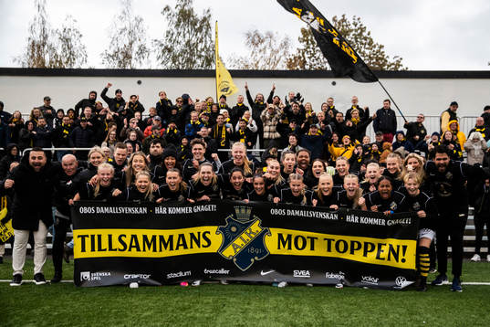 AIKs spelare jublar