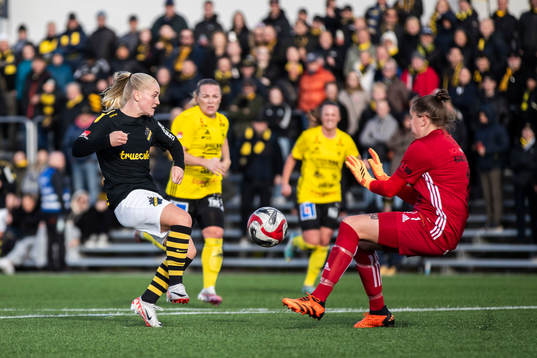 AIKs Emelie Jansson och Gamla Upsalas målvakt Caroline