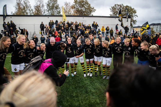 AIKs spelare jublar