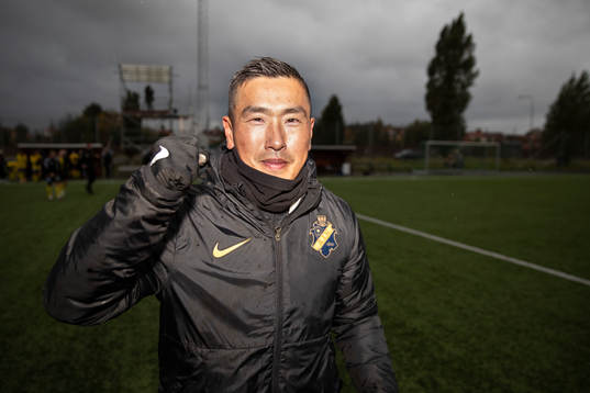 AIKs huvudtränare Jesper Björk jublar