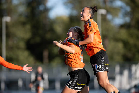 Kristianstads Hlin Eiriksdottir och Amy Sayer jublar