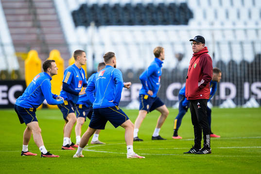 Viktor Claesson and head coach Janne Andersson of the