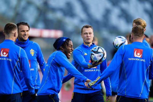 Anthony Elanga and Viktor Claesson of the Swedish national