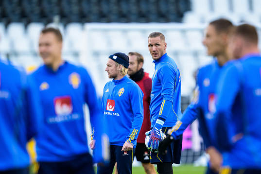 Emil Forsberg and goalkeeper Robin Olsen of the Swedish