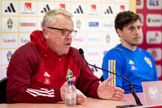 Head coach Janne Andersson and Victor Nilsson Lindelöf of