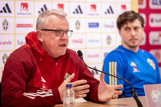 Head coach Janne Andersson and Victor Nilsson Lindelöf of