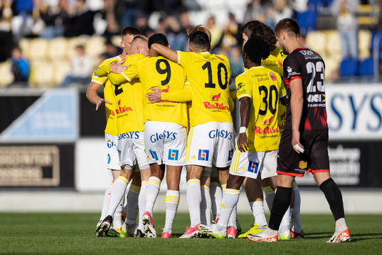 Falkenbergs Christoffer Carlsson jublar med lagkamrater