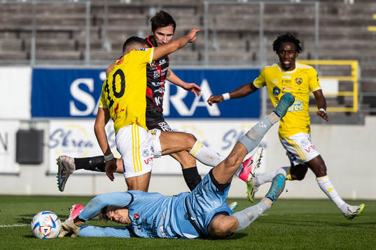 Bläddra bland fler bilder av Fotboll, Ettan södra, herr, Falkenberg - Trollhättan