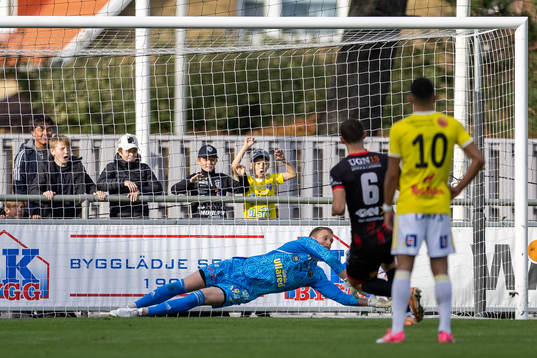Falkenbergs målvakt Tim Erlandsson räddar en straffspark