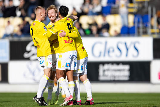 Falkenbergs spelare jublar