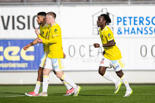 Falkenbergs Godwin Aguda (h) jublar